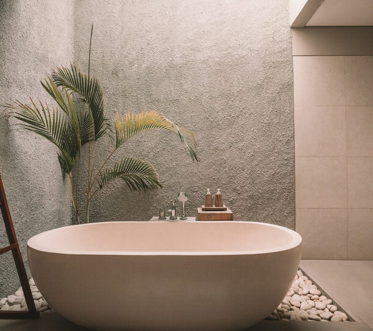 white ceramic bathtub